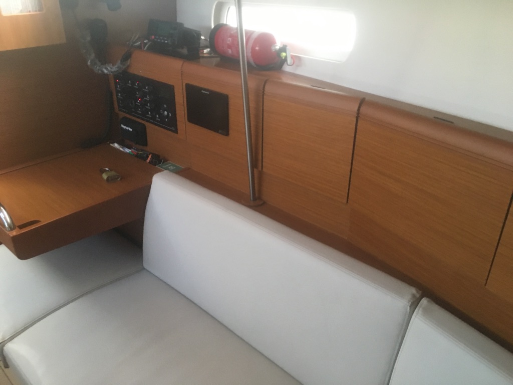 Sun Odyssey 389 saloon