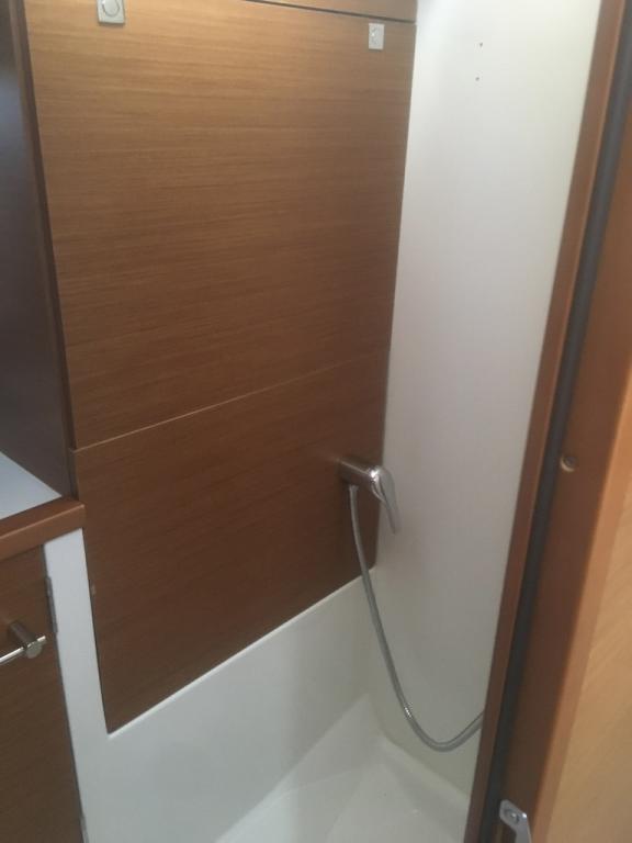 Sun Odyssey 389 shower