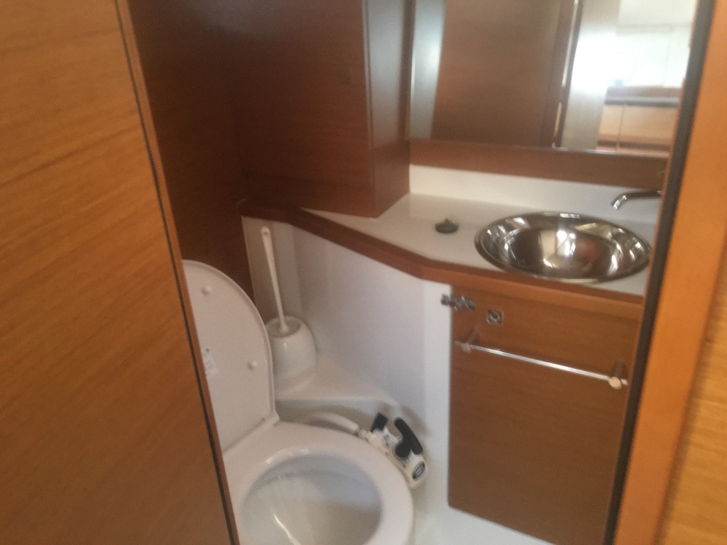 Sun Odyssey 389 bathroom