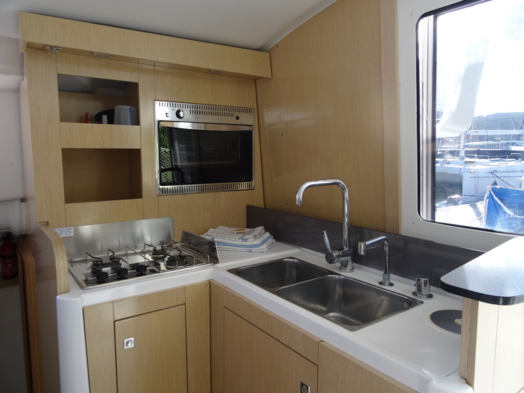 Fountaine-Pajot Mahé 36 evolution cuisine