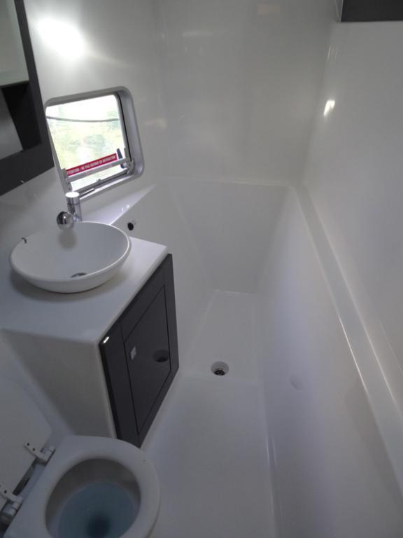 Fountaine-Pajot Mahé 36 evolution salle de bain tribord