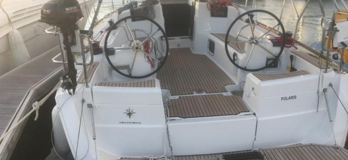 Sun Odyssey 389 helm